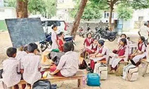 చెట్ల కిందే విద్యార్థుల చదువులు