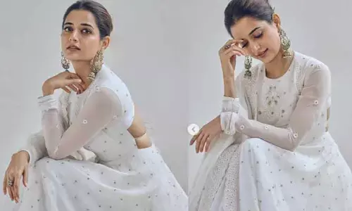దేవకన్యలా నాగార్జున బ్యూటీ.. ఆకాశం అమ్మాయి అయితే నీలా ఉంటుందే అంటూ కామెంట్స్