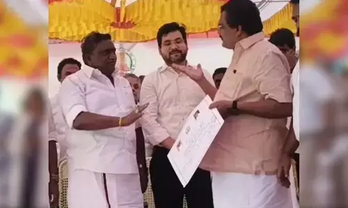 సర్టిఫికెట్ల పంపిణీలో అధికార పార్టీ ఎంపీ, ఎమ్మెల్యే కీచులాట! వేదికపైనే కలబడి తిట్టుకున్న నేతలు