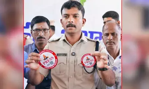జర్నలిస్టులకు క్యూఆర్ కోడ్‌తో ప్రెస్ స్టిక్కర్లు