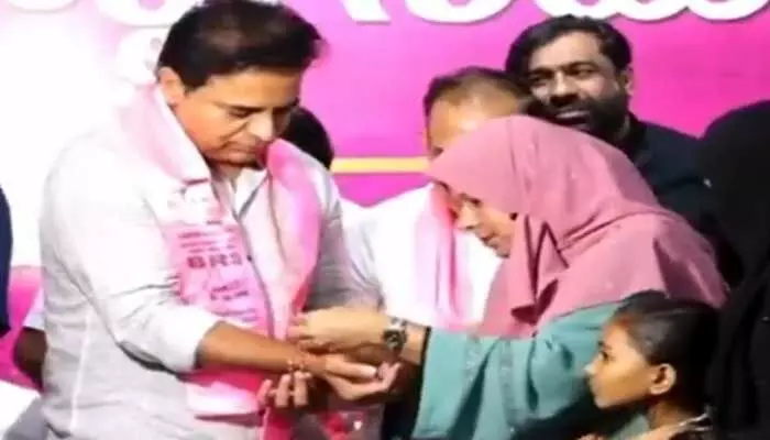కేటీఆర్కు రాఖీ కట్టిన ముస్లిం మహిళ కేటీఆర్కు రాఖీ కట్టిన ముస్లిం మహిళ