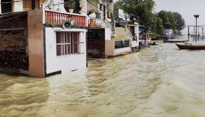 యూపీలో భారీ వర్షాలు.. ఉగ్రరూపం దాల్చిన గంగా, యమునా నదుల యూపీలో భారీ వర్షాలు.. ఉగ్రరూపం దాల్చిన గంగా, యమునా నదుల