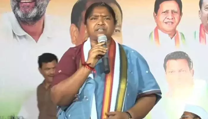 Seethakka: కాంగ్రెస్ లో గ్రూప్ తగాదాలపై మంత్రి సీతక్క కీలక వ్యాఖ్యలు Seethakka: కాంగ్రెస్ లో గ్రూప్ తగాదాలపై మంత్రి సీతక్క కీలక వ్యాఖ్యలు