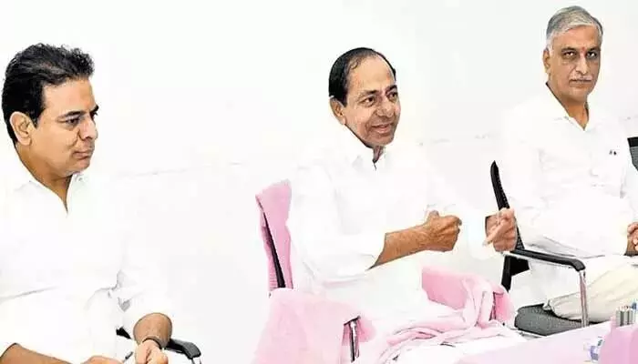 కవిత సస్పెండ్.. వరుసగా ఎర్రవల్లిలో రెండో రోజు కేసీఆర్ సమావేశాలు కవిత సస్పెండ్.. వరుసగా ఎర్రవల్లిలో రెండో రోజు కేసీఆర్ సమావేశాలు
