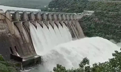 శ్రీశైలానికి తగ్గిన వరద ప్రవాహం