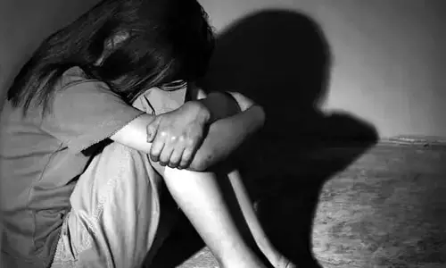 లిఫ్ట్‌లో బరితెగించిన పోలీస్ ఆఫీసర్