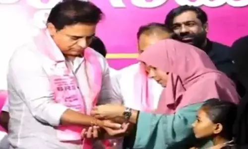 కేటీఆర్‌కు రాఖీ కట్టిన ముస్లిం మహిళ
