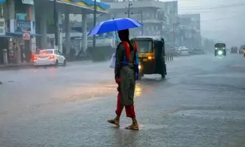 కొనసాగుతున్న ఉపరితల ఆవర్తనం.. ఏపీలో ఈ జిల్లాలకు భారీ వర్షసూచన