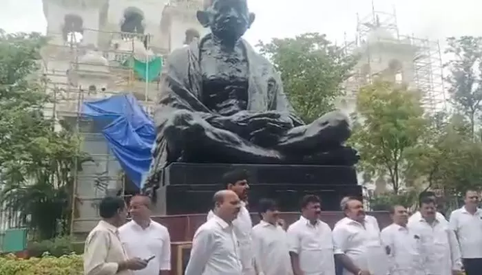 BRS MLAs: అసెంబ్లీలో బీఆర్ఎస్ ఎమ్మెల్యేల మెరుపు ధర్నా.. BRS MLAs: అసెంబ్లీలో బీఆర్ఎస్ ఎమ్మెల్యేల మెరుపు ధర్నా..