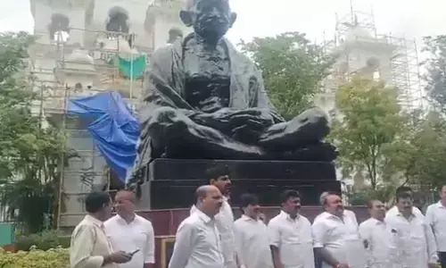 BRS MLAs: అసెంబ్లీలో బీఆర్ఎస్ ఎమ్మెల్యేల మెరుపు ధర్నా..