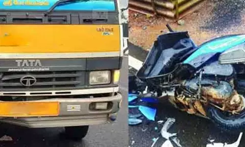 స్కూటీని ఢీకొట్టిన లారీ: ముగ్గురు స్పాట్ డెడ్