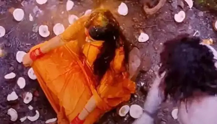 రాష్ట్రంలో షాకింగ్ ఘటన.. మొక్కు తీరాలంటే భక్తులు ఇలా చేయాలా!? రాష్ట్రంలో షాకింగ్ ఘటన.. మొక్కు తీరాలంటే భక్తులు ఇలా చేయాలా!?