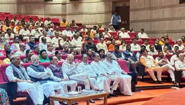 ఎన్డీఏ పార్లమెంటరీ సమావేశంలో ప్రధాని మోడీ కీలక వ్యాఖ్యలు ఎన్డీఏ పార్లమెంటరీ సమావేశంలో ప్రధాని మోడీ కీలక వ్యాఖ్యలు