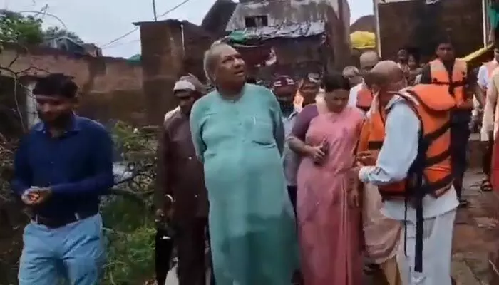 మీరంతా స్వర్గానికి వెళతారు..వరద బాధితులతో మంత్రి వివాదాస్పద వ్యాఖ్యలు మీరంతా స్వర్గానికి వెళతారు..వరద బాధితులతో మంత్రి వివాదాస్పద వ్యాఖ్యలు