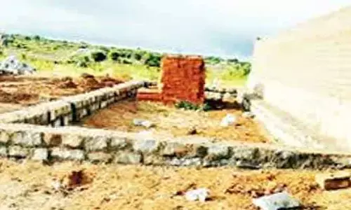 బాచుపల్లిలో ప్రభుత్వ భూమి కబ్జా చేసి గదులు నిర్మాణం