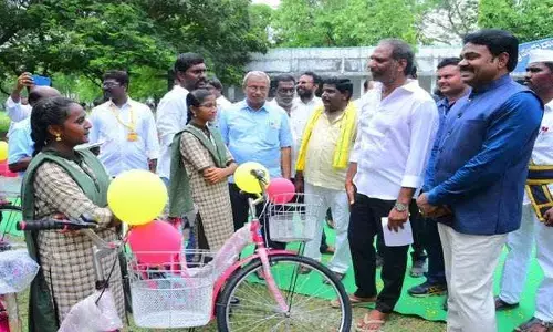 ఆ పాఠశాల విద్యార్థులకు సైకిళ్లు పంపిణీ చేసిన మంత్రి