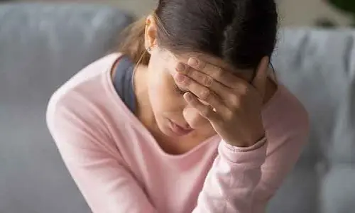 Headache : ఉదయం లేవగానే తలనొప్పి వేధిస్తోందా..? ఈ లక్షణాలు కనిపిస్తే జాగ్రత్త..!