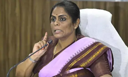 కేంద్ర సర్వీసుల్లోకి ఐఏఎస్ అధికారిని అలుగు వర్షిణి