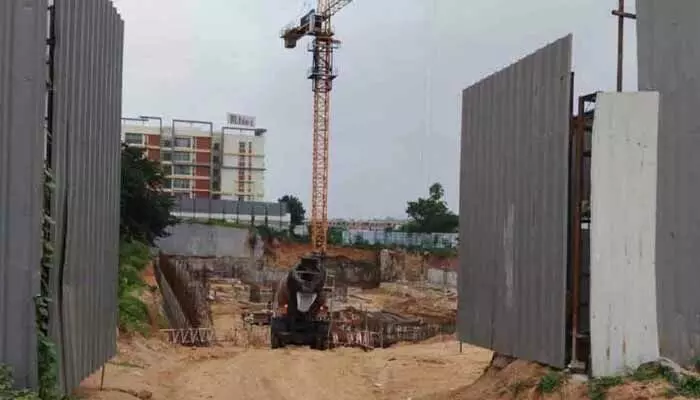 అడ్డగోలుగా సెల్లార్ తవ్వకం పనులు.. మరో విపత్తుకు ఆహ్వానమా? అడ్డగోలుగా సెల్లార్ తవ్వకం పనులు.. మరో విపత్తుకు ఆహ్వానమా?