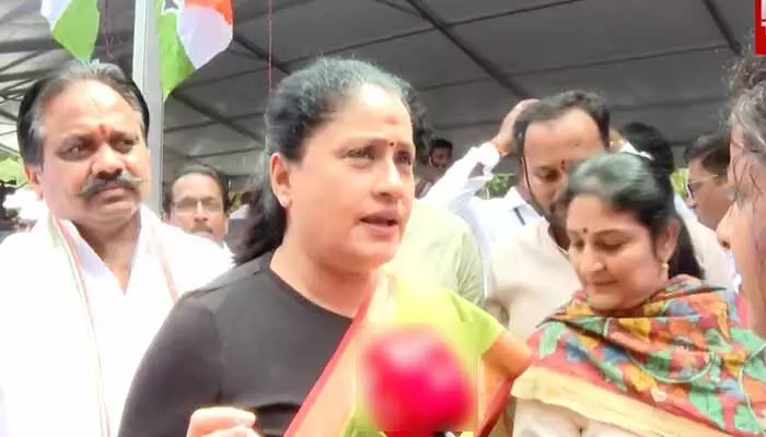 నాడు తెలంగాణ.. నేడు బీసీ రిజర్వేషన్లు పోరాడి సాధిస్తాం: MLC Vijayashanti నాడు తెలంగాణ.. నేడు బీసీ రిజర్వేషన్లు పోరాడి సాధిస్తాం: MLC Vijayashanti