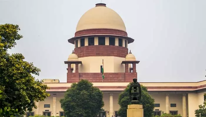 Supreme Court: పథకాల ప్రకటనల్లో సీఎం ఫోటోలు ఓకే.. మద్రాసు హైకోర్టు తీర్పును కొట్టేసిన సుప్రీం Supreme Court: పథకాల ప్రకటనల్లో సీఎం ఫోటోలు ఓకే.. మద్రాసు హైకోర్టు తీర్పును కొట్టేసిన సుప్రీం