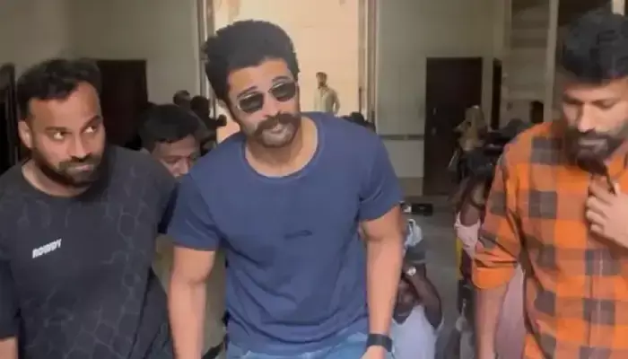 ముగిసిన విజయ్ దేవరకొండ ఈడీ విచారణ.. 4 గంటలు పాటు ముగిసిన విజయ్ దేవరకొండ ఈడీ విచారణ.. 4 గంటలు పాటు