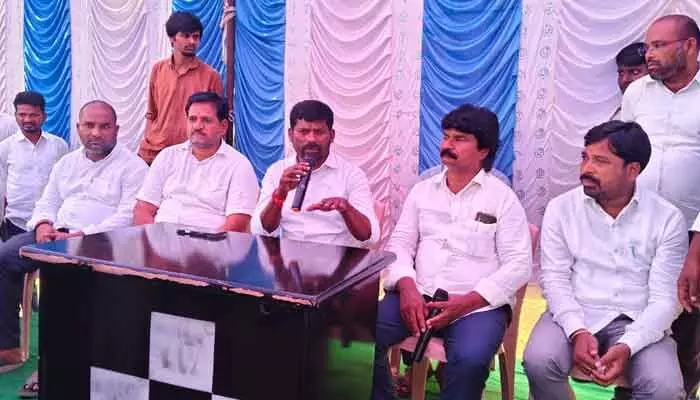 అసమర్థ నాయకత్వంతో కుట్రలు చేసి నన్ను ఓడించిండ్రు : మాజీ ఎమ్మెల్యే గువ్వల అసమర్థ నాయకత్వంతో కుట్రలు చేసి నన్ను ఓడించిండ్రు : మాజీ ఎమ్మెల్యే గువ్వల