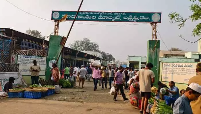ఏనుమాముల మార్కెట్లో ఆ ఒక్కటే ఎత్తుకెళ్లారు! ఏనుమాముల మార్కెట్లో ఆ ఒక్కటే ఎత్తుకెళ్లారు!
