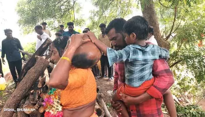 కుండ పగిలి పోయింది ఇక ఇంటికి వెళ్దాం పదండి..అమ్మ చితికి నిప్పు పెట్టిన ఐదేళ్ల బాలుడు కుండ పగిలి పోయింది ఇక ఇంటికి వెళ్దాం పదండి..అమ్మ చితికి నిప్పు పెట్టిన ఐదేళ్ల బాలుడు