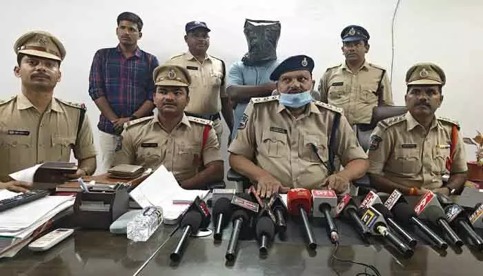 ఆరోగ్యశ్రీ పేరుతో ఆన్లైన్ మోసాలు..అంతర్రాష్ట్ర సైబర్ నేరస్తుడి అరెస్ట్ ఆరోగ్యశ్రీ పేరుతో ఆన్లైన్ మోసాలు..అంతర్రాష్ట్ర సైబర్ నేరస్తుడి అరెస్ట్