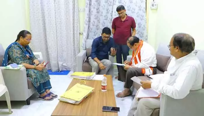 ఔట్ సోర్సింగ్ ఉద్యోగాల పేరిట డబ్బులు వసూలు ఔట్ సోర్సింగ్ ఉద్యోగాల పేరిట డబ్బులు వసూలు