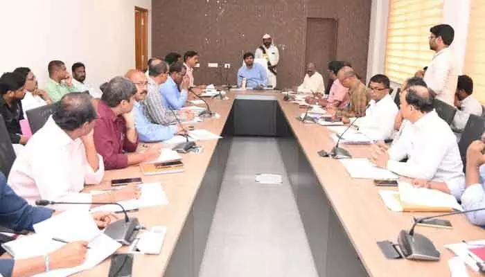 అభివృద్ధి పనుల్లో వేగం పెంచాలి : కలెక్టర్ కుమార్ దీపక్ అభివృద్ధి పనుల్లో వేగం పెంచాలి : కలెక్టర్ కుమార్ దీపక్