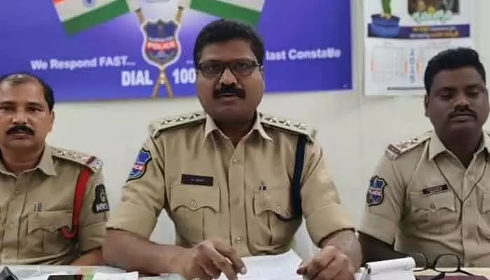మద్యం తాగుతూ పోలీసులతో వాగ్వాదం.. విద్యార్థి నాయకులపై కేసు నమోదు మద్యం తాగుతూ పోలీసులతో వాగ్వాదం.. విద్యార్థి నాయకులపై కేసు నమోదు