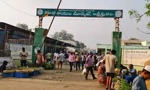 ఏనుమాముల మార్కెట్‌లో ఆ ఒక్కటే ఎత్తుకెళ్లారు!