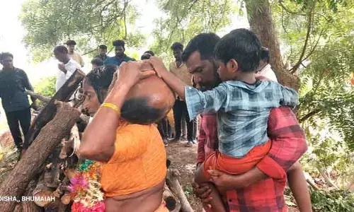 కుండ పగిలి పోయింది ఇక ఇంటికి వెళ్దాం పదండి..అమ్మ చితికి నిప్పు పెట్టిన ఐదేళ్ల బాలుడు