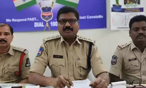 మద్యం తాగుతూ పోలీసులతో వాగ్వాదం.. విద్యార్థి నాయకులపై కేసు నమోదు