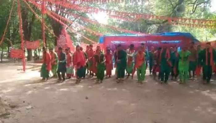 బయటపడ్డ మావోయిస్టుల షాకింగ్ వీడియో.. పోలీసులకు సవాల్ చేసి మరీ.. బయటపడ్డ మావోయిస్టుల షాకింగ్ వీడియో.. పోలీసులకు సవాల్ చేసి మరీ..