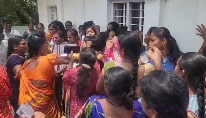 పోస్టల్ అకౌంట్ కోసం అగచాట్లు.. పొట్టు పొట్టు కొట్టుకున్న మహిళలు పోస్టల్ అకౌంట్ కోసం అగచాట్లు.. పొట్టు పొట్టు కొట్టుకున్న మహిళలు