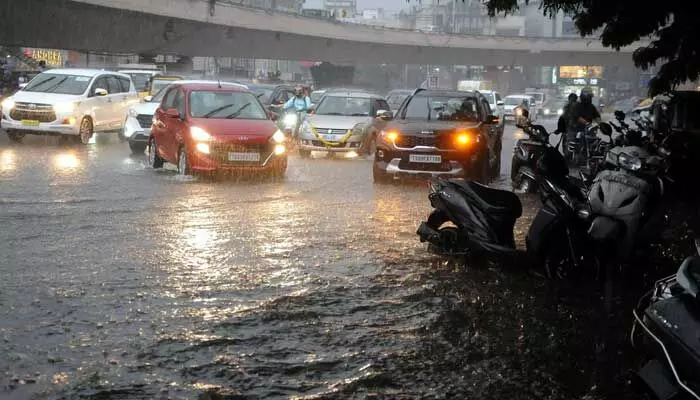 Big Alert: హైదరాబాద్కు క్లౌడ్ బరస్ట్ హెచ్చరిక Big Alert: హైదరాబాద్కు క్లౌడ్ బరస్ట్ హెచ్చరిక