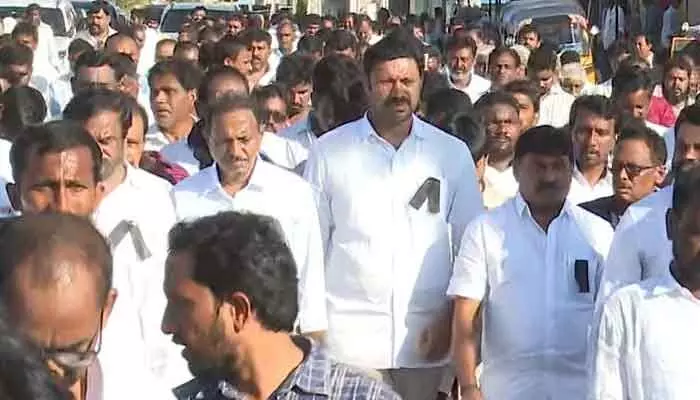 ఎంపీ అవినాశ్ రెడ్డిపై కేసు.. కారణం తెలుసా! ఎంపీ అవినాశ్ రెడ్డిపై కేసు.. కారణం తెలుసా!