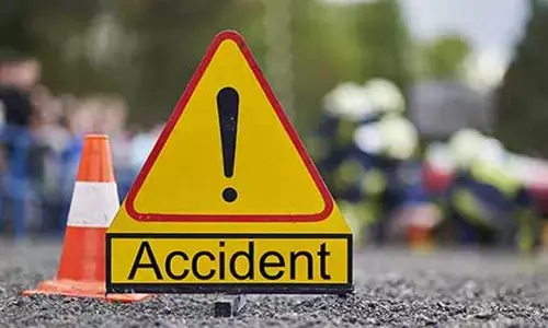 చెట్టును ఢీకొట్టిన కారు.. ఇద్దరు స్పాట్ డెడ్