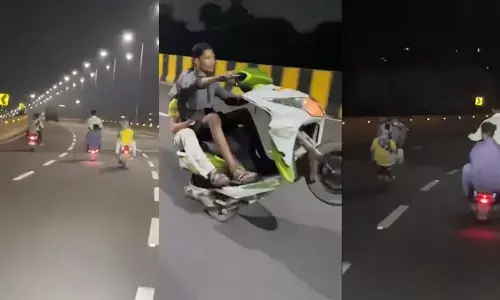 Dangerous stunts: అర్ధరాత్రి ఫ్లైఓవర్‌పై ఇవేం పనులు! రెచ్చిపోతున్న పోకిరీలు..