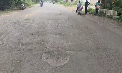 మంత్రులు ఈ రోడ్డు గురించి పట్టించుకోరు..?