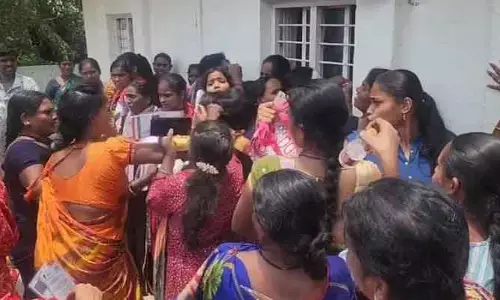 పోస్టల్ అకౌంట్ కోసం అగచాట్లు.. పొట్టు పొట్టు కొట్టుకున్న మహిళలు