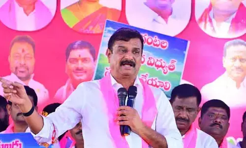 సిగ్గూ శరం లేని కలెక్టర్.. జిల్లాలో పనికి మాలిన మంత్రి ఉన్నాడు.. దుబ్బాక ఎమ్మెల్యే వివాదాస్పద వ్యాఖ్యలు