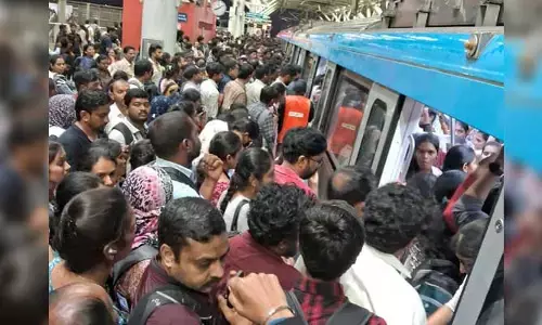 భారీ వర్షాలు... కిక్కిరిసిన మెట్రో రైళ్లు