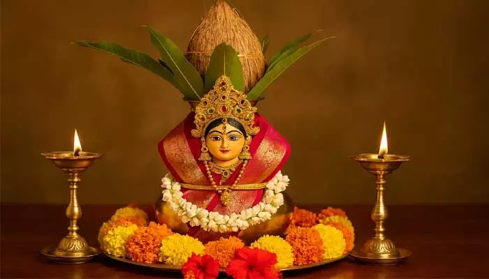 వరలక్ష్మీ వ్రతం విశిష్టత.. అసలు ఎవరెవరు ఈ వ్రతం చేసుకోవచ్చు? వరలక్ష్మీ వ్రతం విశిష్టత.. అసలు ఎవరెవరు ఈ వ్రతం చేసుకోవచ్చు?