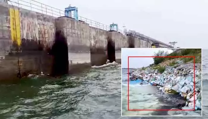 డేంజర్లో సింగూరు ప్రాజెక్టు.. ఏ క్షణానైనా కట్టకు గండిపడే చాన్స్ డేంజర్లో సింగూరు ప్రాజెక్టు.. ఏ క్షణానైనా కట్టకు గండిపడే చాన్స్