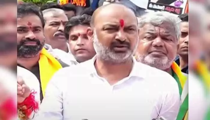 వావి వరుసలు లేకుండా ఫోన్లు ట్యాప్ చేశారు.. బండి సంజయ్ సంచలన ఆరోపణలు వావి వరుసలు లేకుండా ఫోన్లు ట్యాప్ చేశారు.. బండి సంజయ్ సంచలన ఆరోపణలు