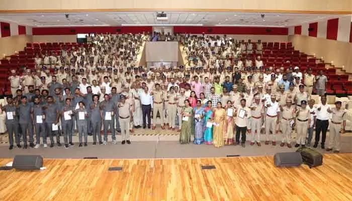 అంకిత భావం, నిబద్ధతతో పోలీసుల సేవలు.. 446 అధికారులకు రివార్డ్స్ అంకిత భావం, నిబద్ధతతో పోలీసుల సేవలు.. 446 అధికారులకు రివార్డ్స్